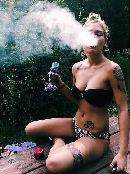 Cannabis Clubs Hot Chicks